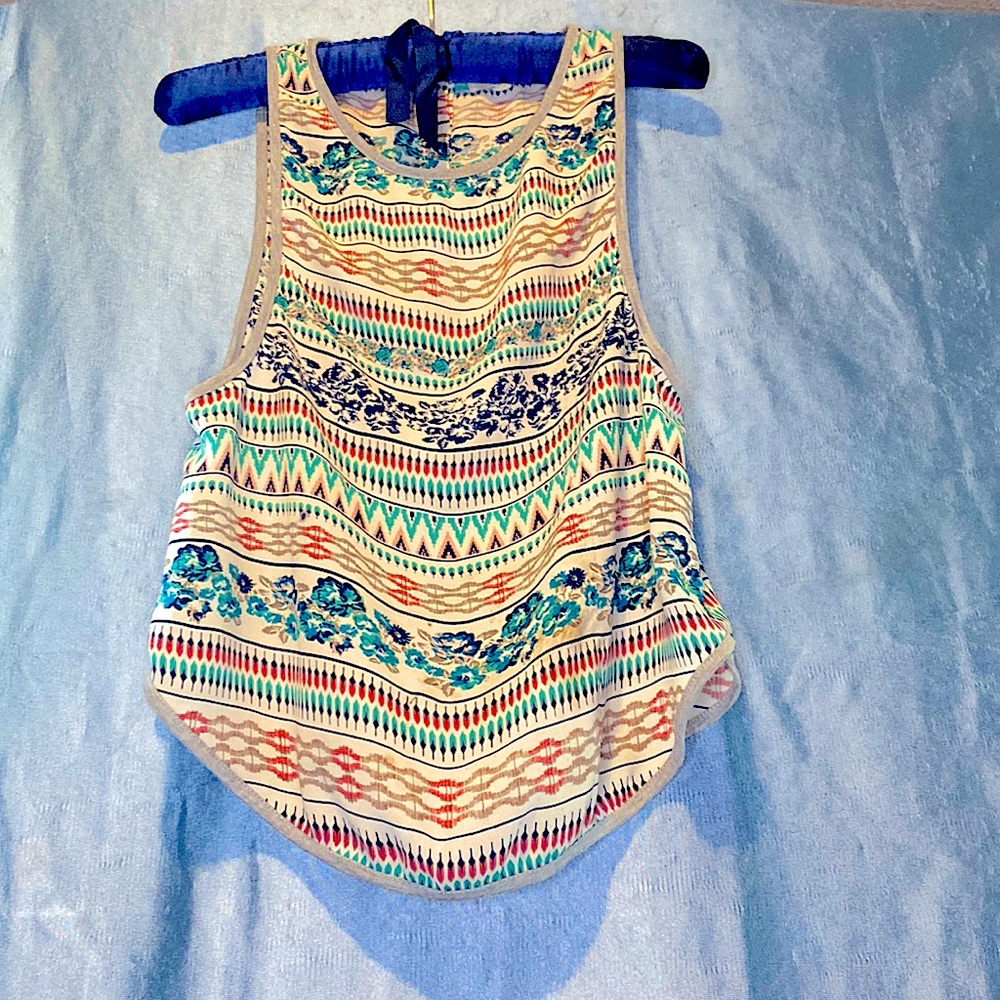 Rewind brand - short sleeve top accessorized with buttons all attach on the back